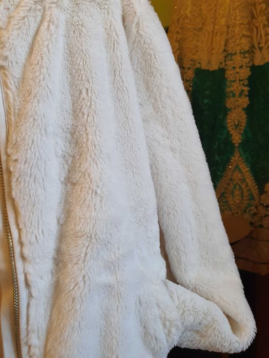 Haina alba din blana fete varsta 8-10 ani