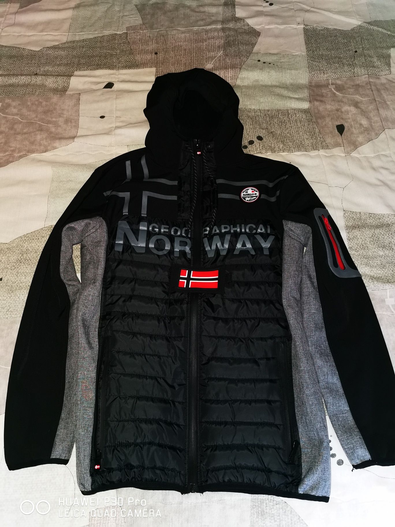 Мъжко яке на фирмата Geographical Norway, размер S, ново.