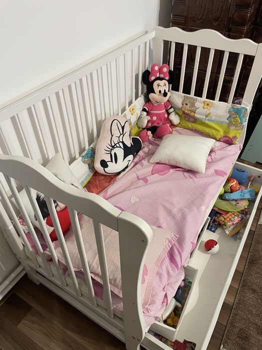 Vand patut copil cu saltea si lenjerie. Reglabil pe inaltime