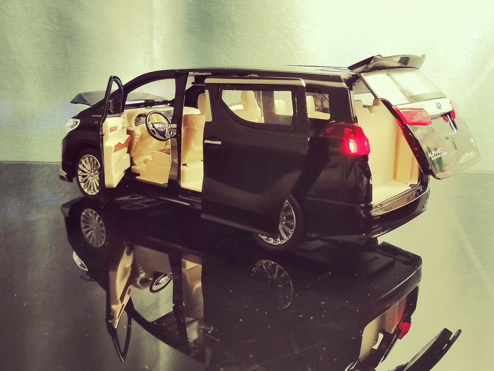 Toyota Alphard моделька