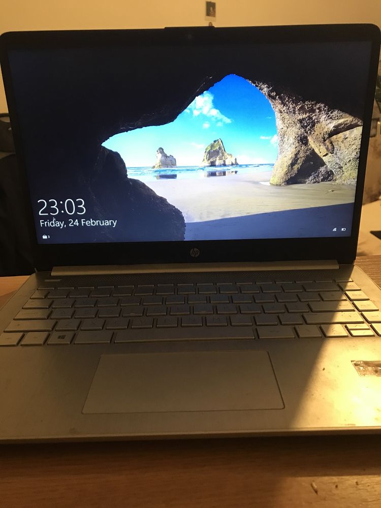 Laptop HP gaming ryzen 7 4.20 GHz si placa video AMD radeon graphics