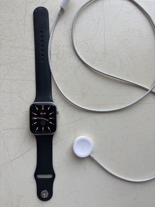 Продаю Apple Watch SE