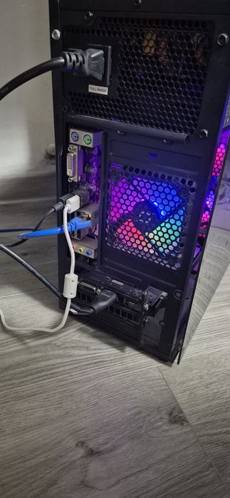 Calculator cu monitor, tastatură și mouse