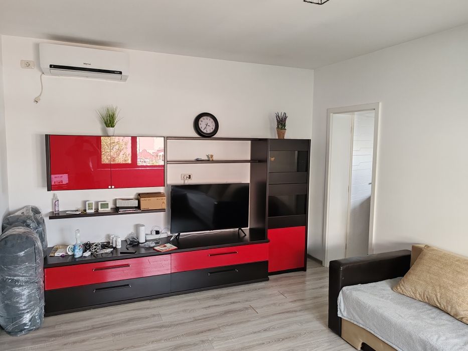 Vând apartament 3 camere. 194 mp teren în proprietate. 2 locuri parcar