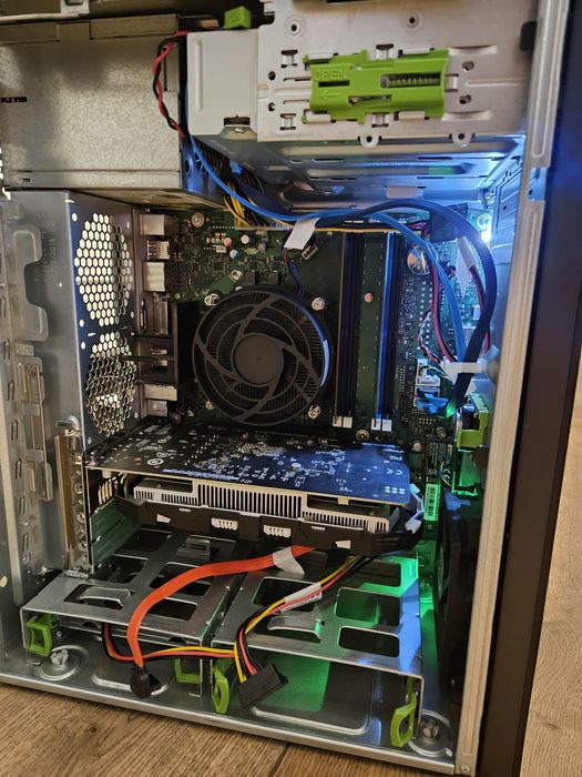 unitate PC Fujitsu (i5 7500, 8GB DDR4, GTX 1050ti, SSD 256GB)