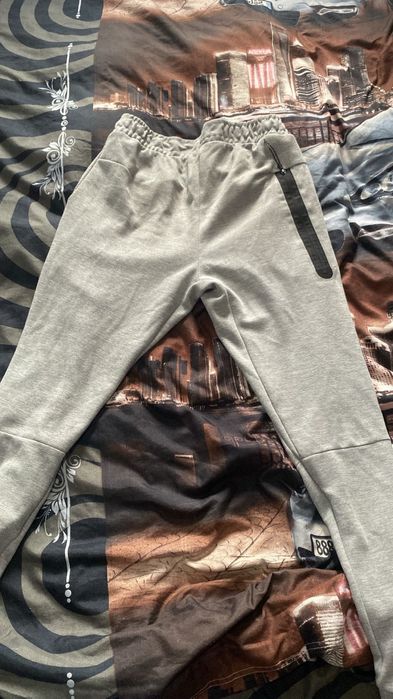 Vand pantaloni gri de tech