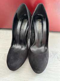 Велурени черни обувки на ток