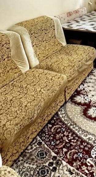 Продаётся просторный угловой диван в классическом стиле.