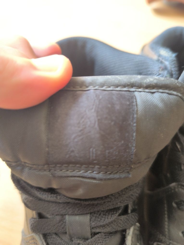 Jordan 1 mid black