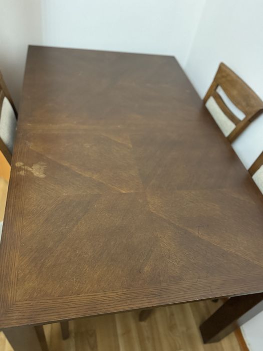 Стол и стулья в гостиную