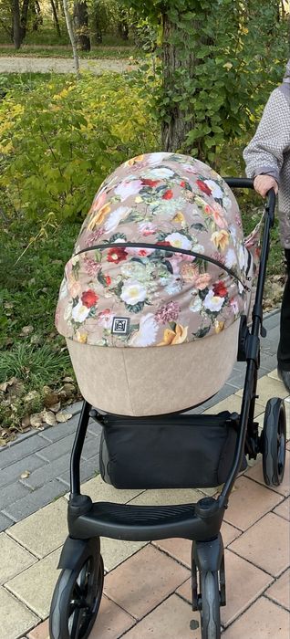 Продам коляску Adamex Porto Flower. Б/у. В хорошем состоянии.