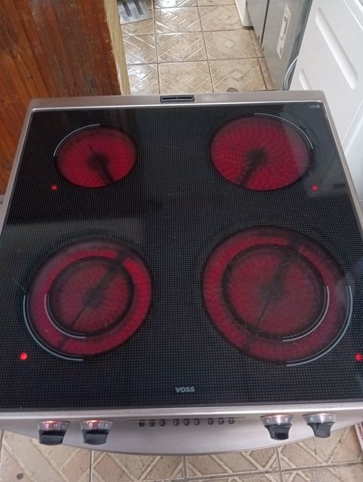 Уникална свободно стояща печка с керамичен плот Voss