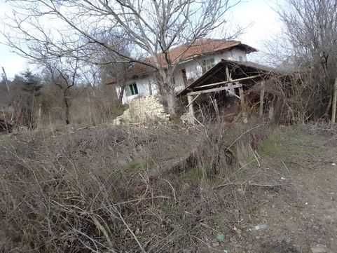 Продавам къща с двор