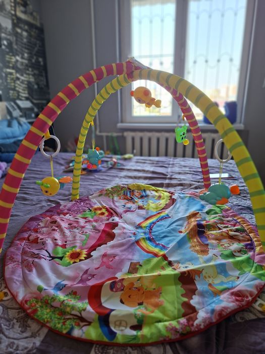Детский развивающий коврик с погремушками