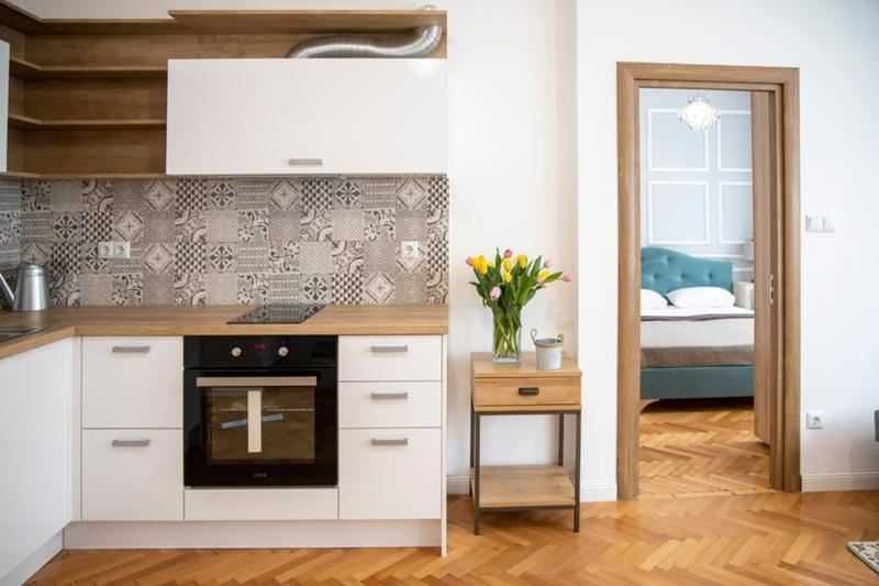 Дава се под наем Тристаен апартамент в София, Красно село - 80 кв.м за 494.7 € - Снимка #1