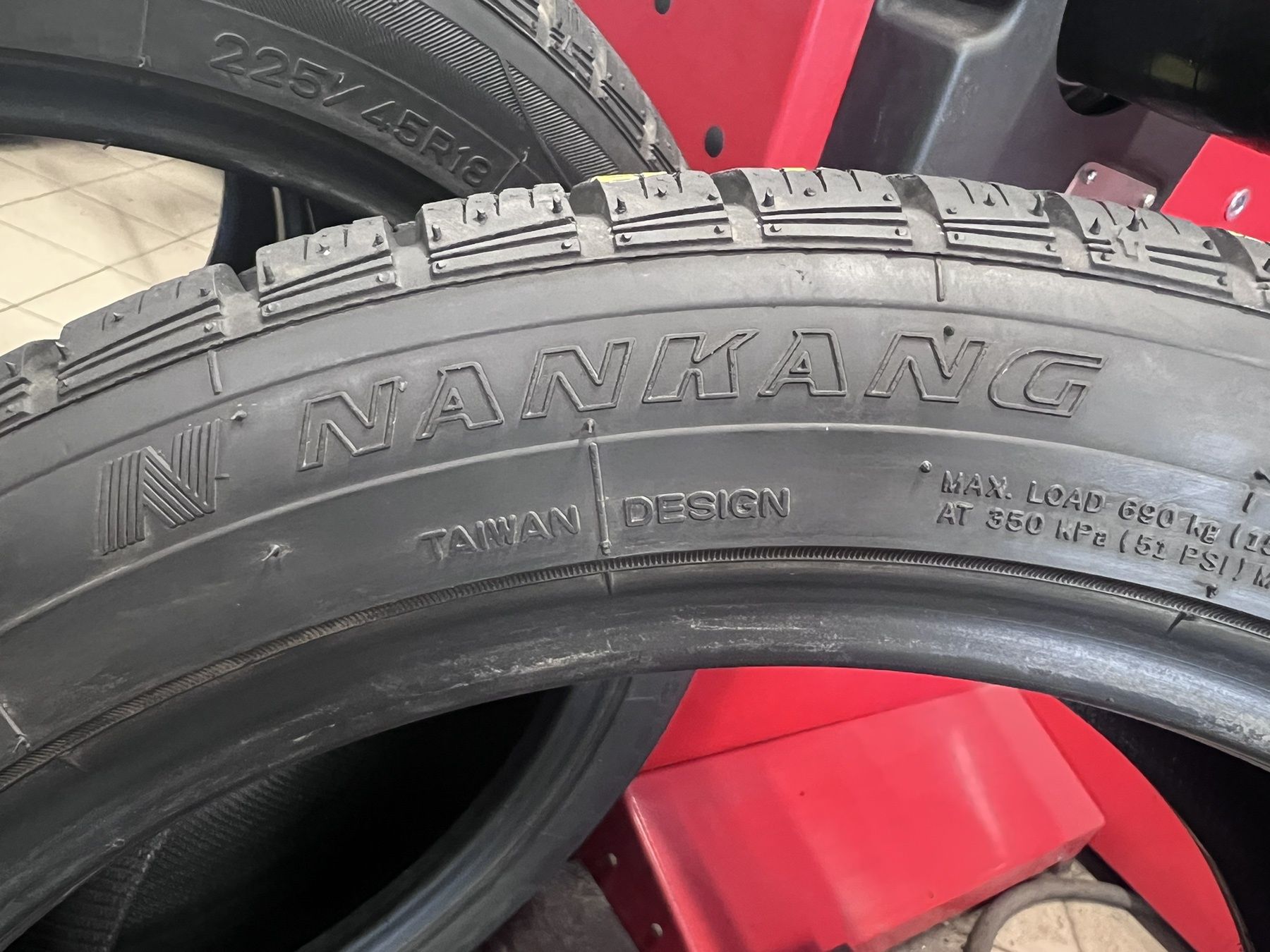 Зимни гуми 225/45 R18 Nankang