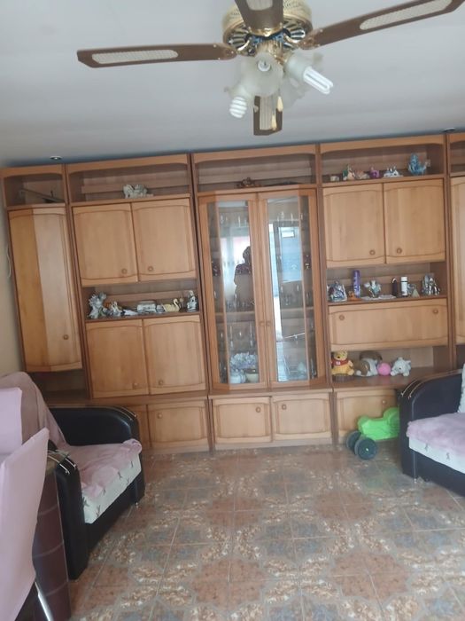 Bucătărie și masă cu scaune