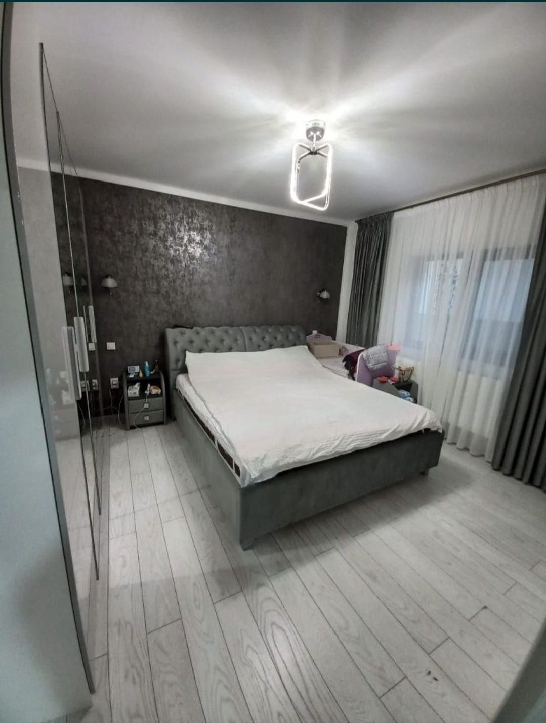 Vând casa P+E 4 camere+living în Pantelimon poziție excelenta