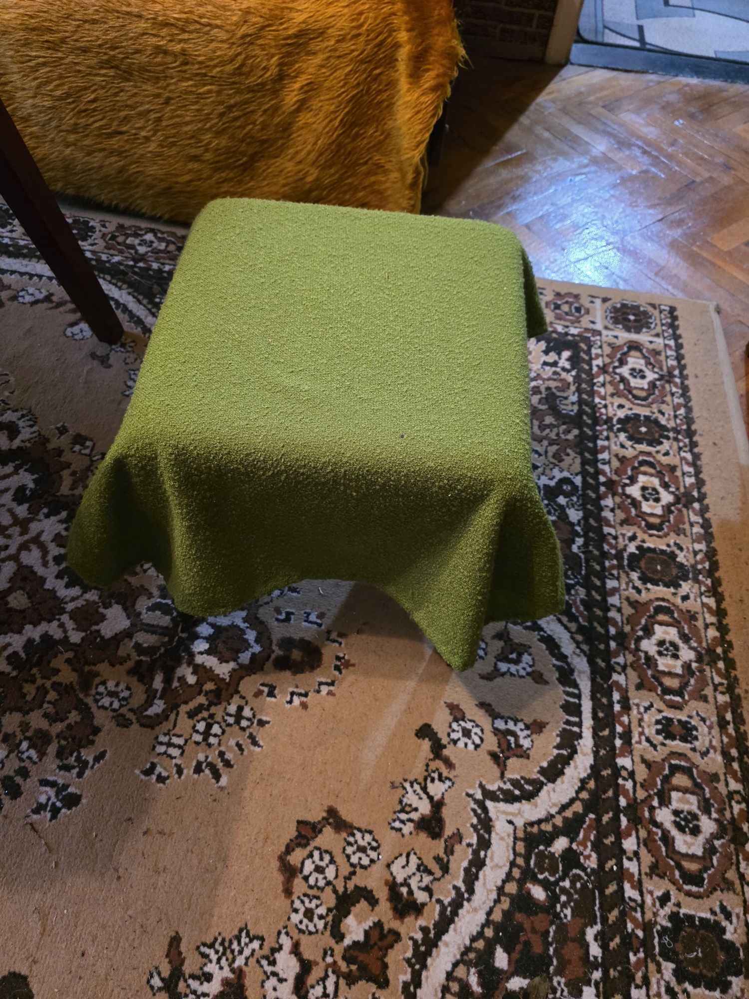 Маса, столове, кресла, табуретки