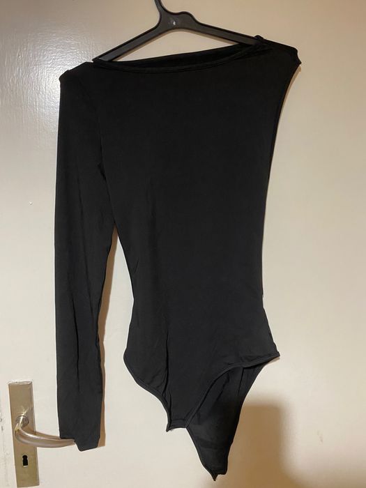 Боди с изрязан гръб