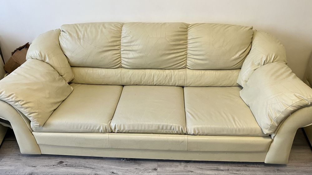 Canapea cu fotolii imitatie de piele crem