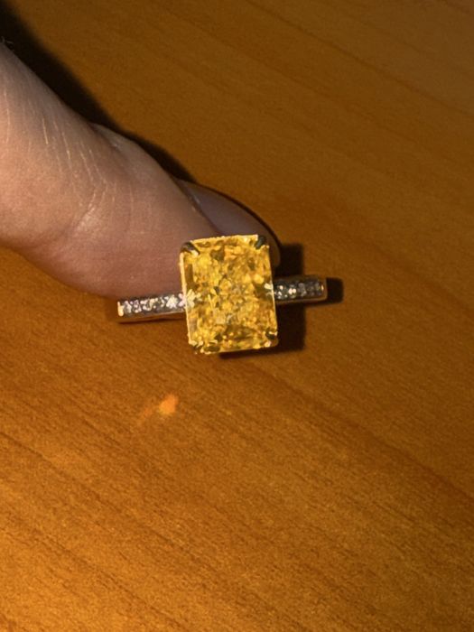 Продам золотое кольцо с бриллиантами