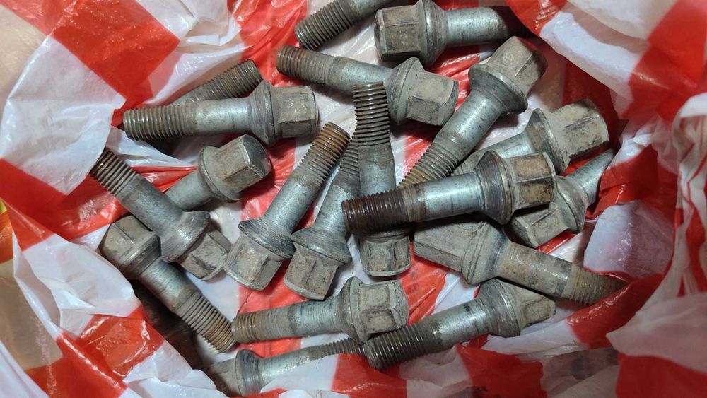 Болты для дисков от Mercedes (оригинал, комплект)