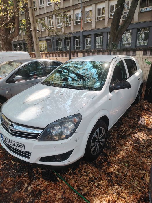 Опел Астра 2010г.Сменен съеденител, свещи. Нови гуми. 165000км.к