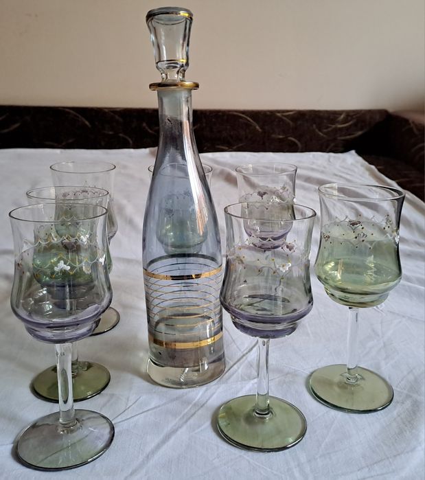 Set elegant de 7 pahare si carafa cu detalii aurii