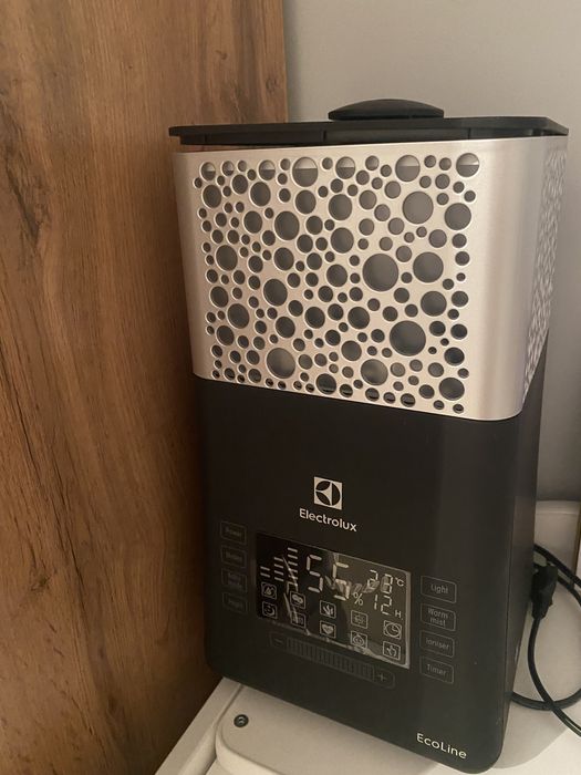 Продам почти новый увлажнитель воздуха бренда Electrolux