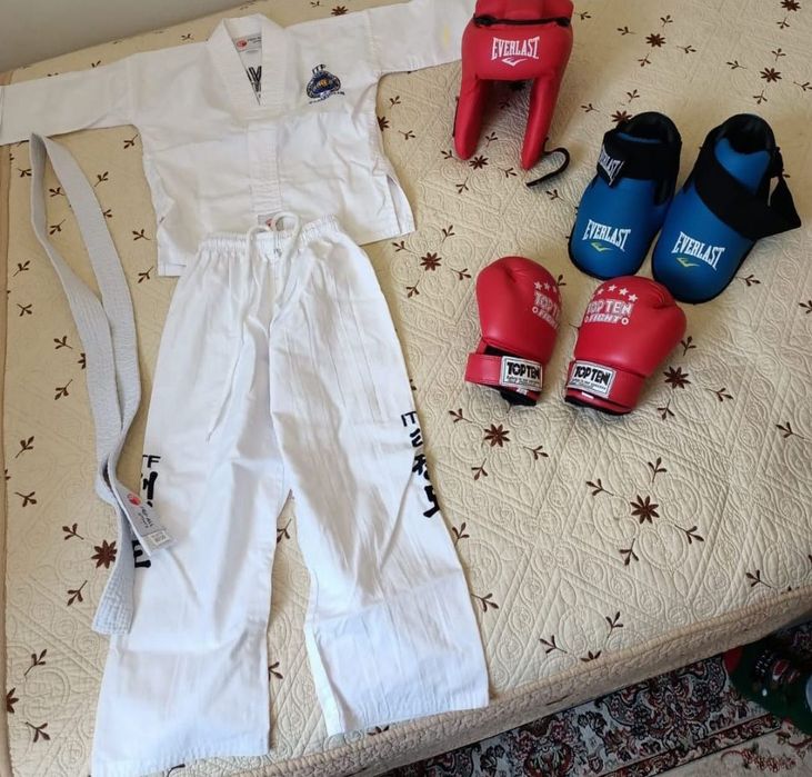 Продам костюм и амуницию на тхэквондо, рост 120 см