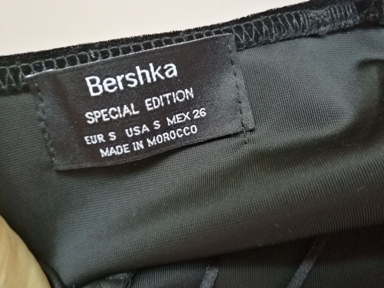 Кадифено БОДИ с дантела от Bershka. Размер S.