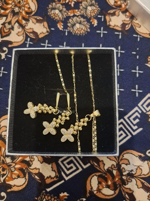 Bujiteriya yangi sepochka va zirak shakli gulli