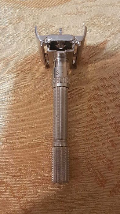 Продавам самобръсначка за класическо бръснене Gillette Slim Adjustable