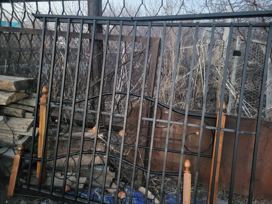 Отдам кровать железную за 2 л молока