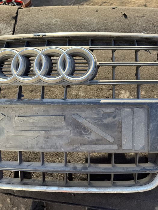 Декоративна радиаторна решетка за Audi A5 оригинална 8t0853651b