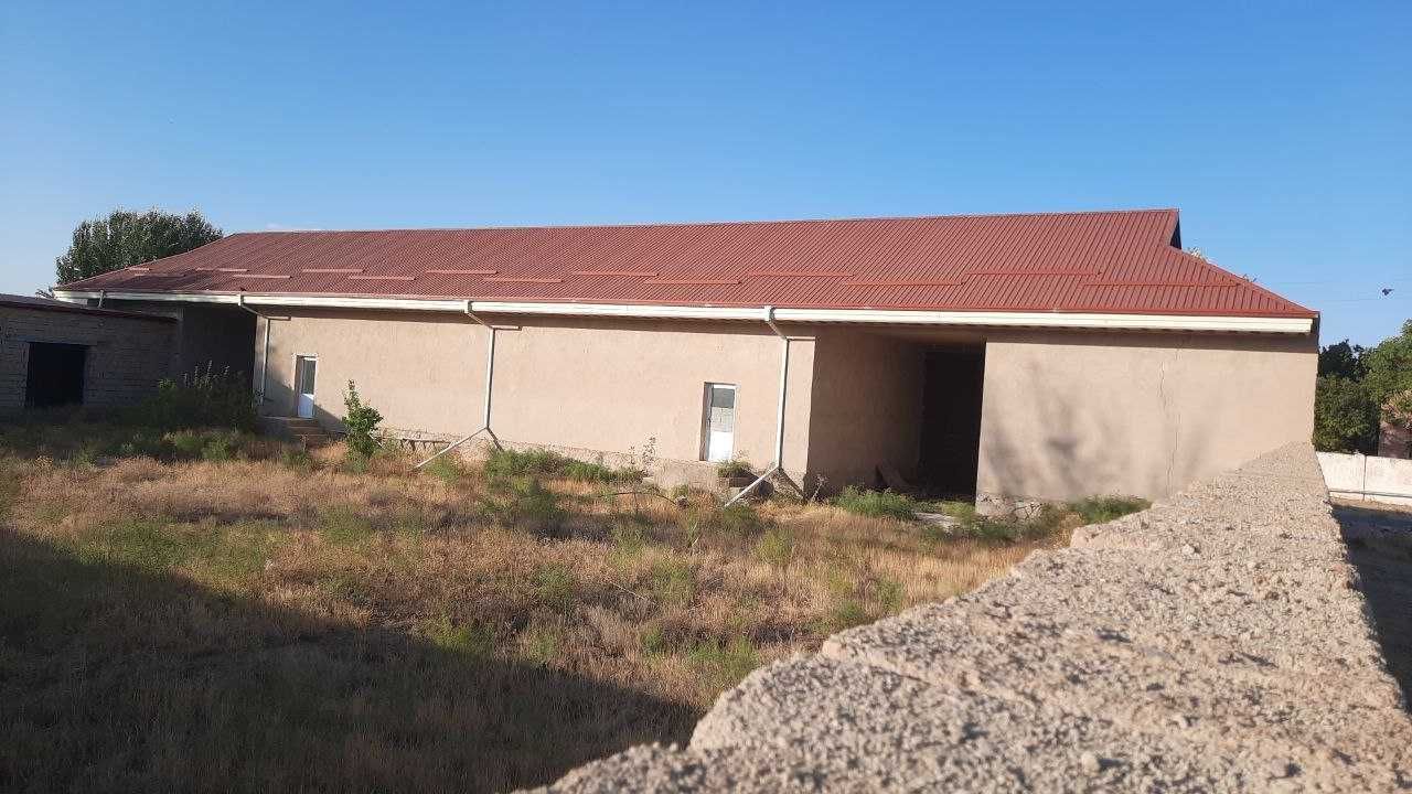 Nurota tumanda Qurilish materiallari saqlash va savdo do`koni sotiladi
