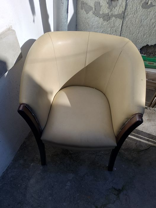 Scaun vechi piele masiv