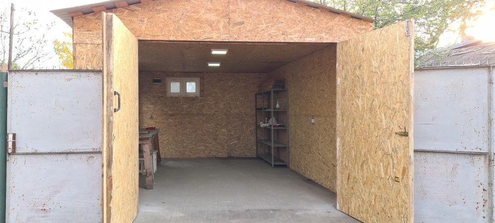Vând garaj structura lemn