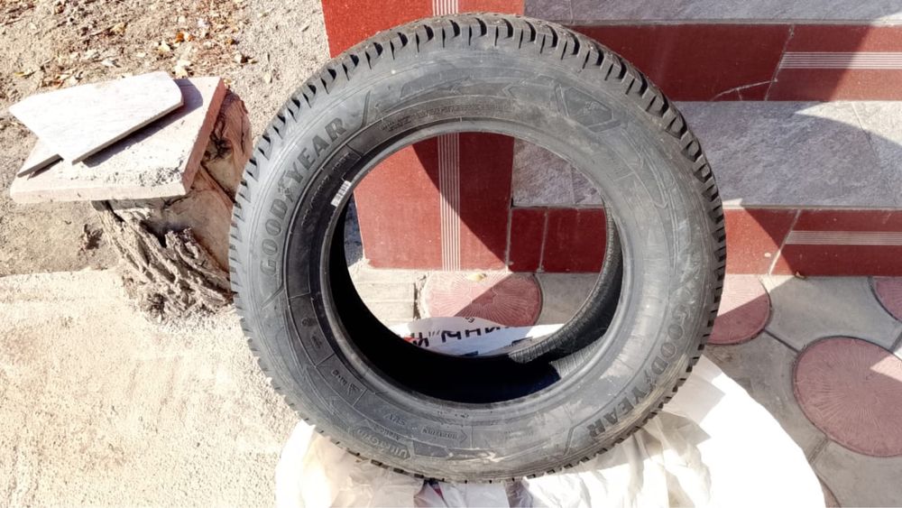 Продам шины 235/65R17