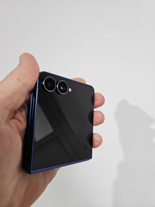 Samsung Galaxy Z flip 7, 256Gb, impecabil, Garantie 30 zile.