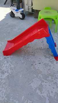 Червена детска пързалка