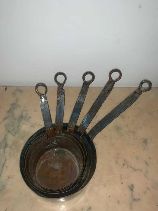 Set de cinci vase din cupru cu maner din fier forjat