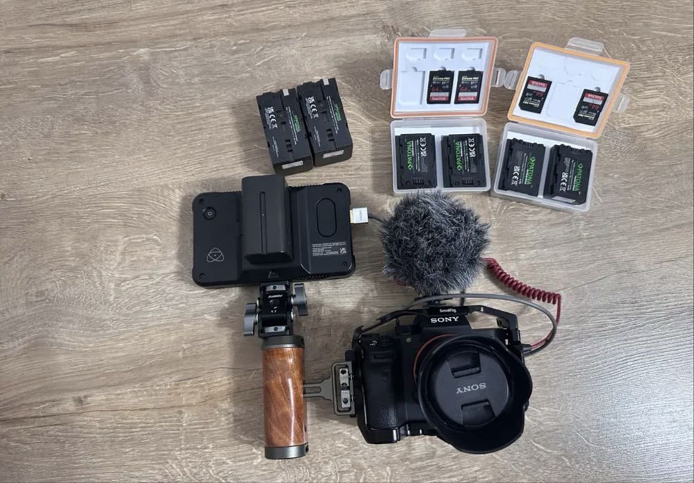 Kit video sony a7III + sony 35mm f1.8 + monitor Shinobi + microfon