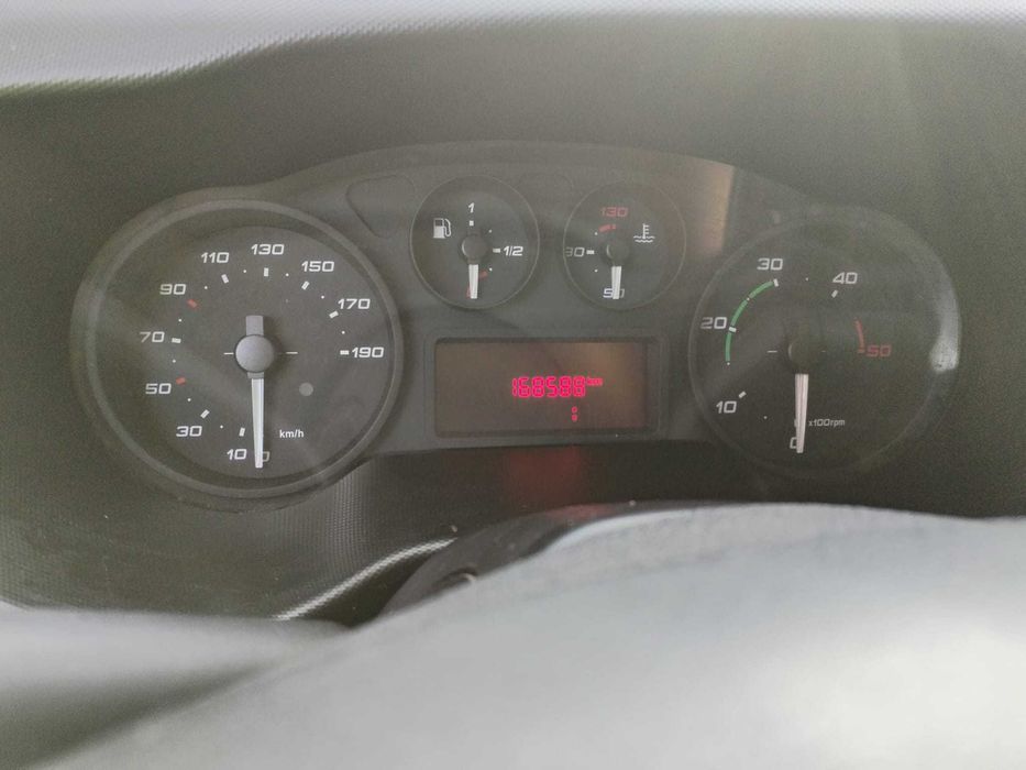 Vand Autoutilitara IVECO 35S11, 3.5 Tone, 7 locuri,  cu macara 700kg