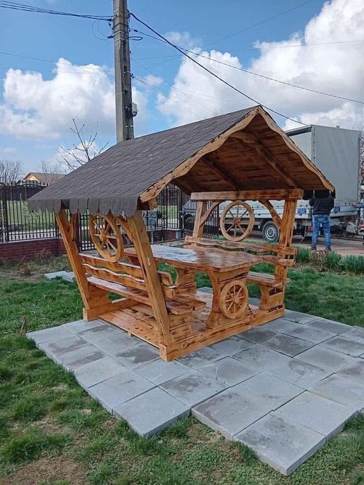 Foisor din lemn masiv cu roata