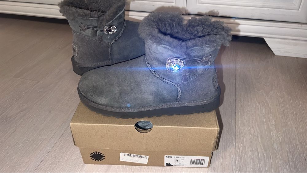 Cizme UGG piele intoarsa originale Mini Bailey cu cristal