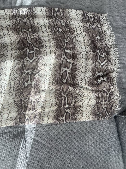 Шал от нежна материя с животински принт