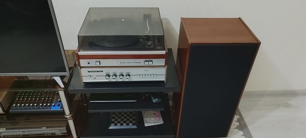 Винтажный проигрыватель и усилитель