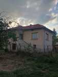 Продавам къща с двор
